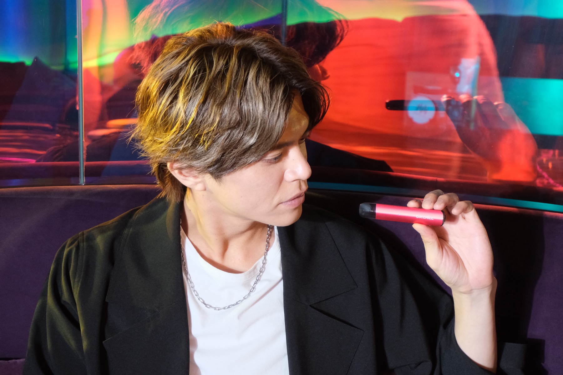 山本裕典さん POD型 DR.CHILL（RED）を手に